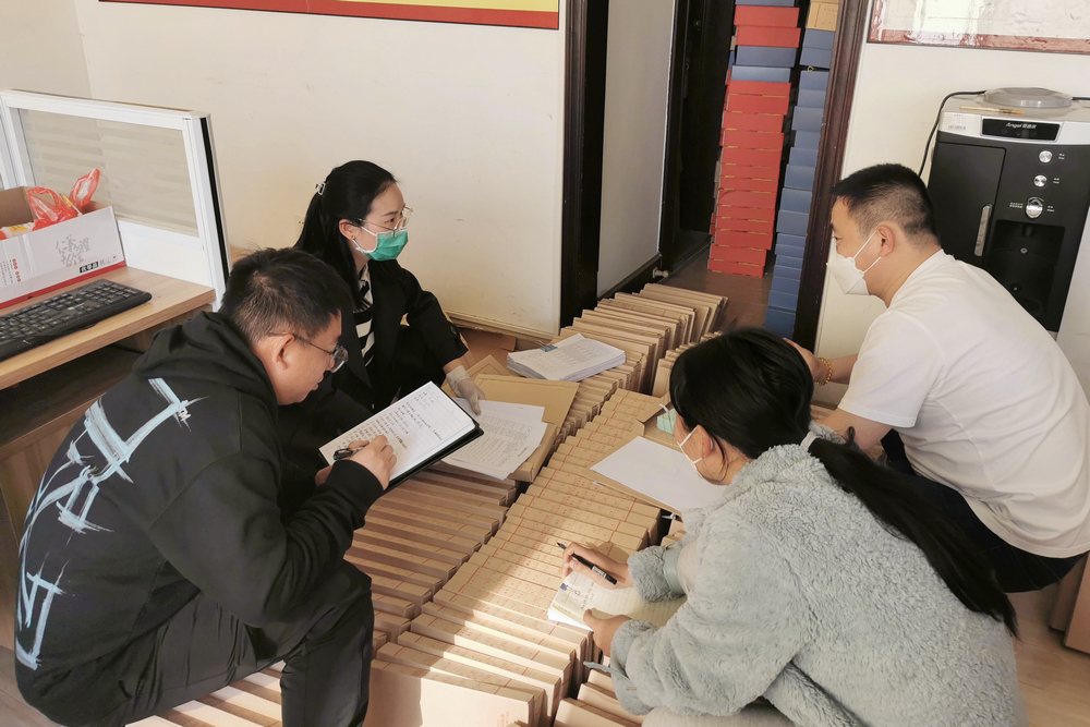 水投公司檔案檢查組與檔案服務(wù)外包機(jī)構(gòu)進(jìn)行交流溝通.jpg
